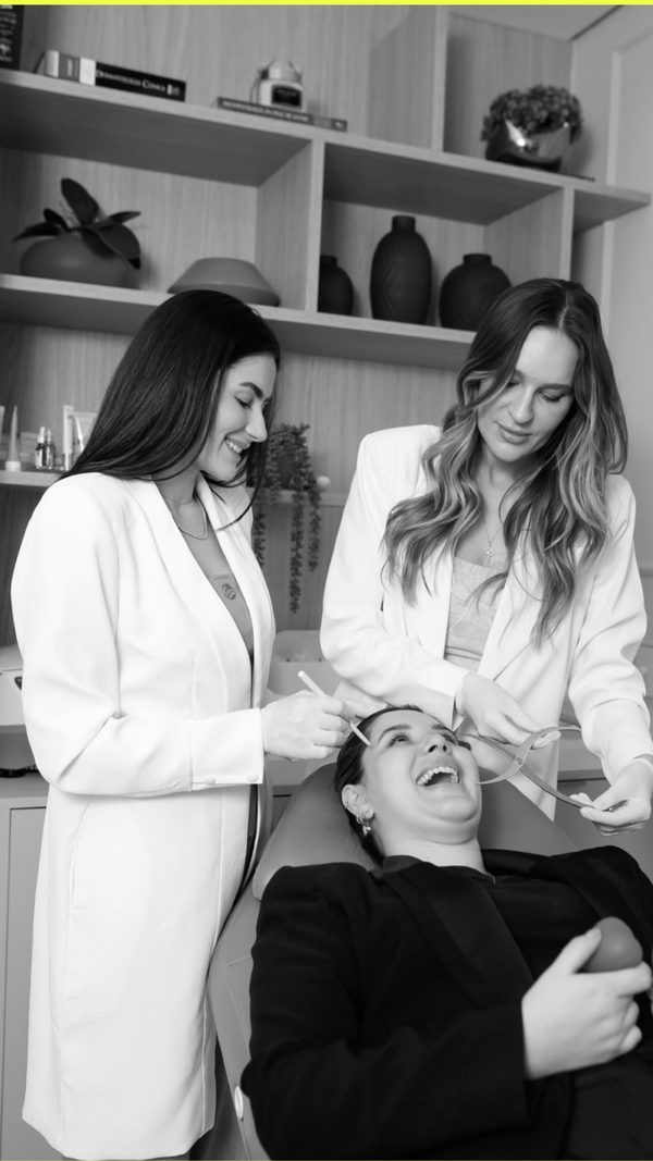 Dermatologistas em atendimento